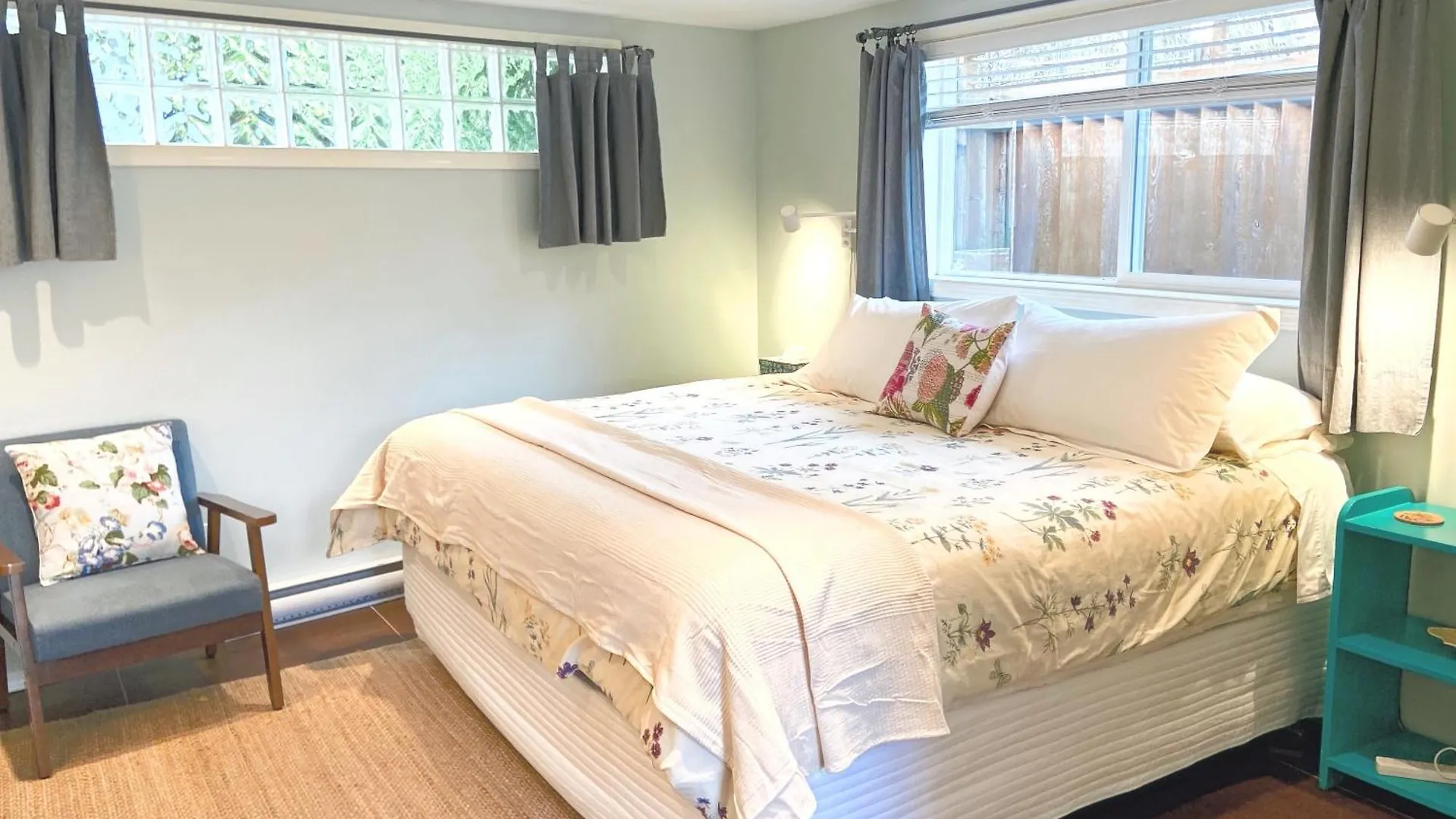 Wisteria Guest House Ganges Canada